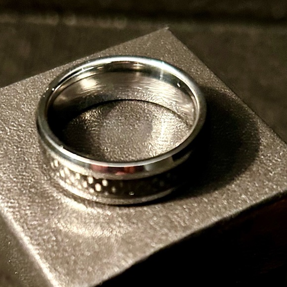 NEW! 8MM Men's Tungsten Carbide Ring Band W/ Carbon Fiber Inlay size 12 - Picture 3 of 3